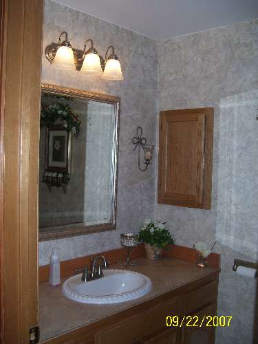 *Bathroom with Florentine Marble Stone Paperillusion on the walls.